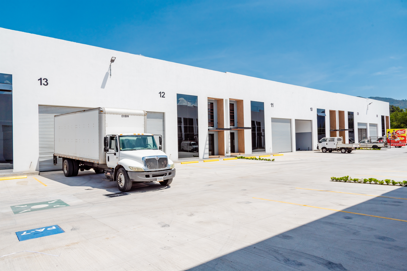 Complejo moderno de ofibodegas en guatemala con camiones de carga ideal para empresas que buscan rentar o comprar bodega