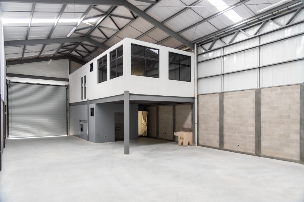 Interior de ofibodega de deconsa guatemala con mezzanine portón industrial y diseño funcional para operaciones logísticas