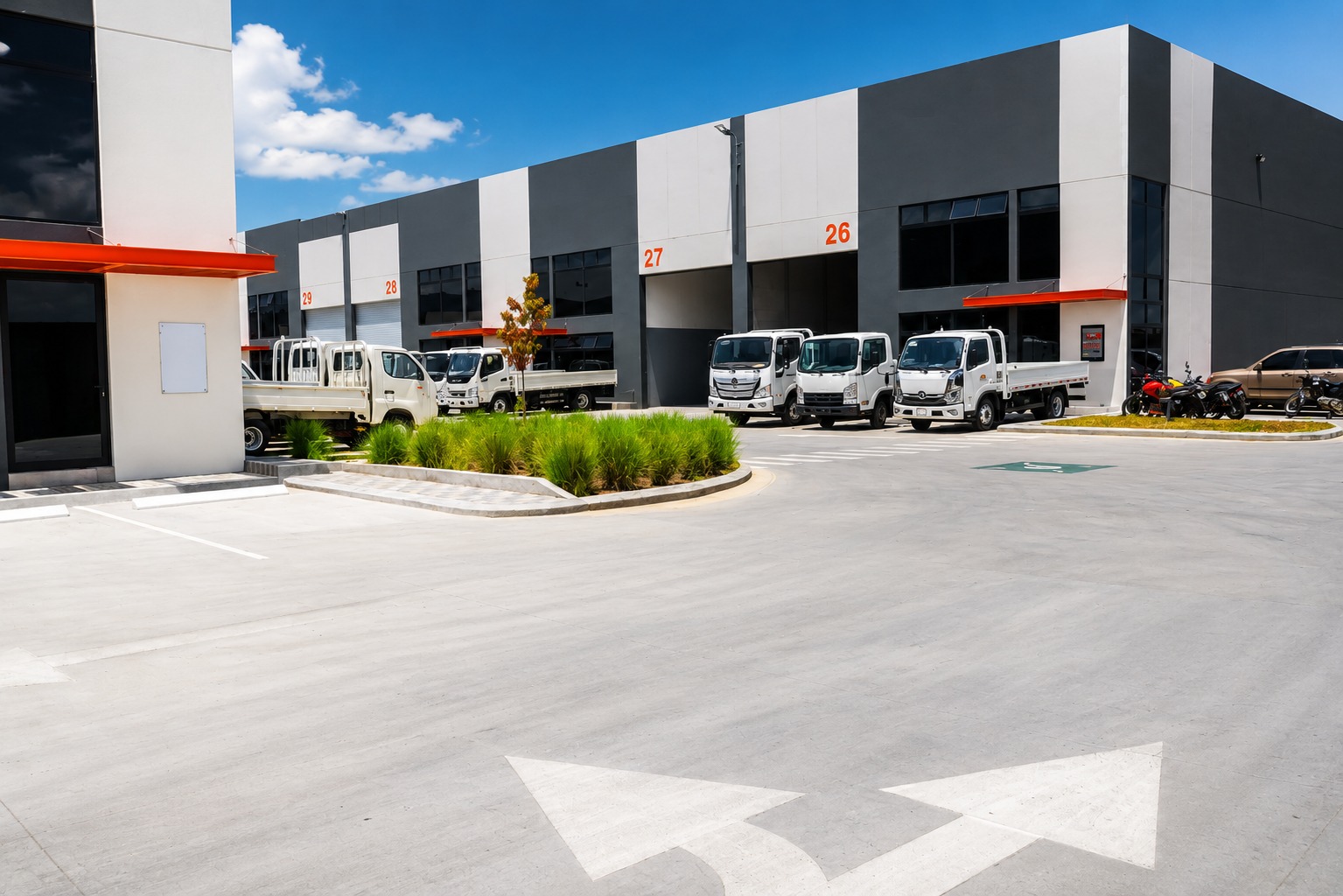 Ofibodegas de Empresarial Chimaltenango con vehículos de carga para operaciones de logística y distribución de DECONSA Guatemala